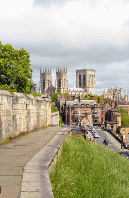 Granary With Hot Tub * York